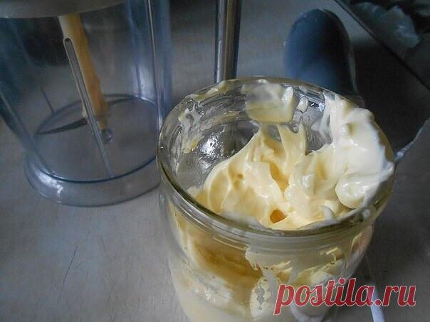 ОБАЛДЕННЫЙ МАЙОНЕЗ ВСЕГО ЗА ПОЛ МИНУТЫ (3 рецепта)
 
1 рецепт
Ингредиенты:
1 яйцо
250 мл. подсолнечного масла без запаха
1 ч.л сахара
1\3 ч.л соли
1 ст.л лимонного сока
 
Все в баночку 0,5 л. Взять погружной блендер и главное желток внутрь венчика и плотно прижать к баночке ко дну.
Взбивать желток, время от времени приподнимать венчик. Взбиваем 2-3 минуты. Вот и готово! Натурпродукт
 
Хотите провансаль - добавьте 1 ч.л горчицы.
Хотите тартар - добавьте чеснок и мелко порез...