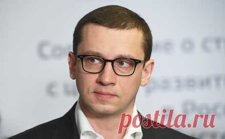 Сын Евтушенкова покинул совет директоров МТС из-за санкций Британии. Феликс Евтушенков попал под санкции Великобритании спустя год после отца. Владимир Евтушенков владеет в АФК «Система» (в портфель ее активов входит в том числе доля в МТС) 49,2%, его сын — 15,2%