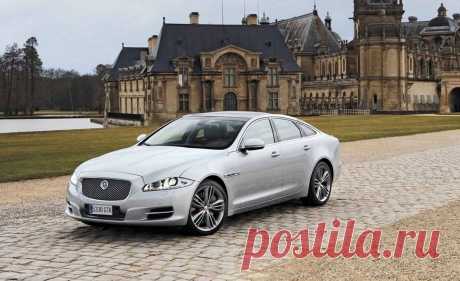 Jaguar XJ совместил в себе благородное наследие и передовые технологические инновации в мире автомобилестроения.