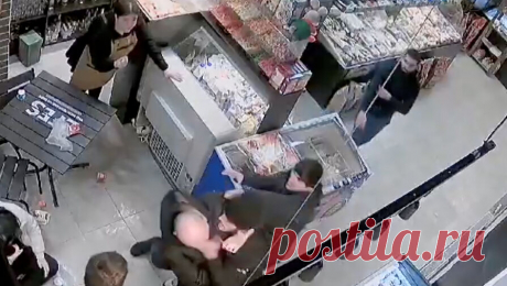 Трое хулиганов приставали к девушке, избили ее мужа и устроили поножовщину в магазине. Вооруженные хулиганы приставали к девушке и ранили мужчину в ставропольском магазине. Об этом сообщает издание &quot;Блокнот&quot;. Инцидент, попавший на камеру видеонаблюдения, произошел, 29 января. Трое молодых людей стали приставать к ...