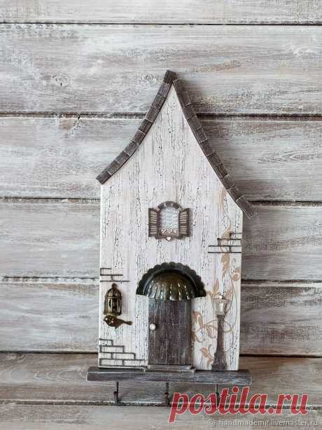 Ключница настенная Сказочный домик – купить на Ярмарке Мастеров – M5BCWRU | Ключницы настенные, Москва Ключница настенная Сказочный домик в интернет-магазине на Ярмарке Мастеров. Ключница настенная , Сказочный домик.
В доме должен быть мир и порядок, а около входной двери , висеть ключница. Жизнь современной семьи складывается таким образом, что в каждом доме, у каждого члена семьи своя связка ключей, и лучше держать их в одном месте, чтобы не терять время и нервы на...