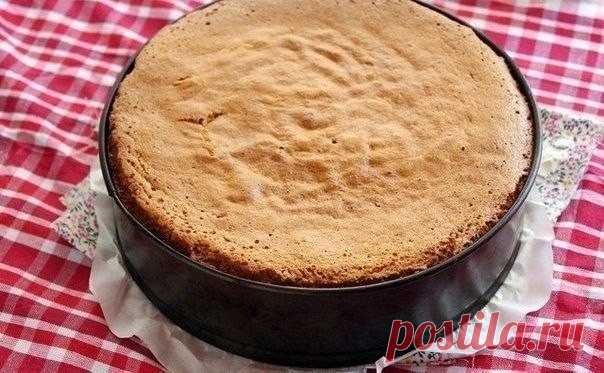 Медовый бисквит Очень вкусный нежный бисквит, в меру пахнет медом, тает во рту! Отлично поднимается, не опадает, нет шапки, и максимально прост в приготовлении! Ингредиенты: - яйца 6 шт, - сахар 160 гр, - мед 2 ст л, - мука 190 гр. Приготовление: Взбиваем яйца, сахар и мед до плотной белой массы. Не меньше 10 минут. В объеме увеличиться должно раза в 4 примерно! Потом аккуратно всыпаем муку и перемешать снизу вверх. Выпекать при Т 170-180С. Готовность определяем шпажкой. Остужаем в форме! -…