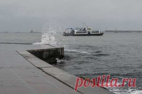 В Севастополе приостановили движение морского транспорта. В Севастопольской бухте временно остановили движение морского пассажирского транспорта. Об этом сообщила дирекция по развитию дорожно-транспортной инфраструктуры российского города в Telegram-канале. Там не указали причин приостановки и не сообщили, будут ли организованы компенсационные маршруты.