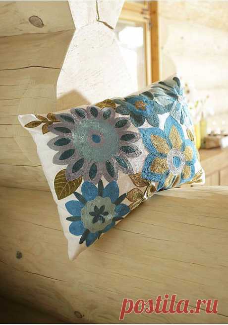 Декоративная подушка с вышивкой