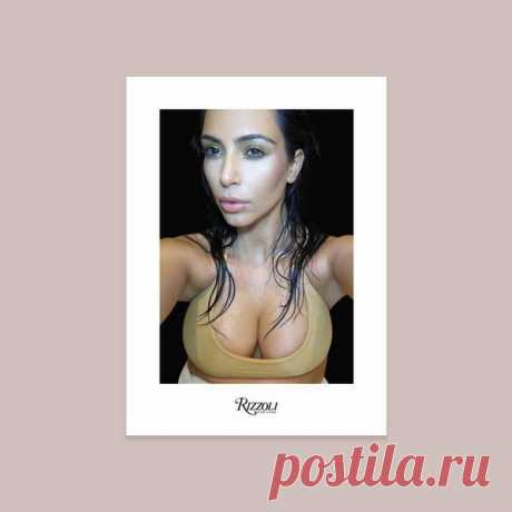 Теперь каждый желающий может смотреть Ким Кардашян в формате ею же выпущенной книги. Данная леди славиться любовью к позированию и это ни для кого не секрет, чего только стоит ее страсть и увлечение селфи. Своими скандальными, пикантными, а иногда и до боли глупыми фото, Ким Кардашян заполонила все доступные интернет ресурсы.