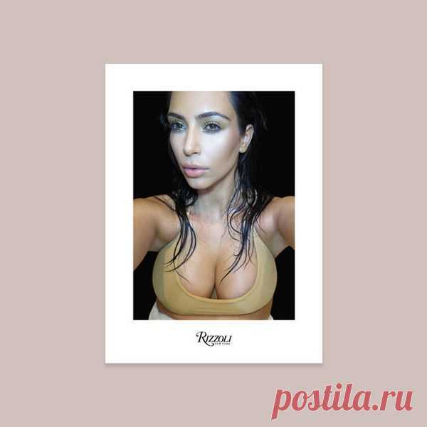 Теперь каждый желающий может смотреть Ким Кардашян в формате ею же выпущенной книги. Данная леди славиться любовью к позированию и это ни для кого не секрет, чего только стоит ее страсть и увлечение селфи. Своими скандальными, пикантными, а иногда и до боли глупыми фото, Ким Кардашян заполонила все доступные интернет ресурсы.
