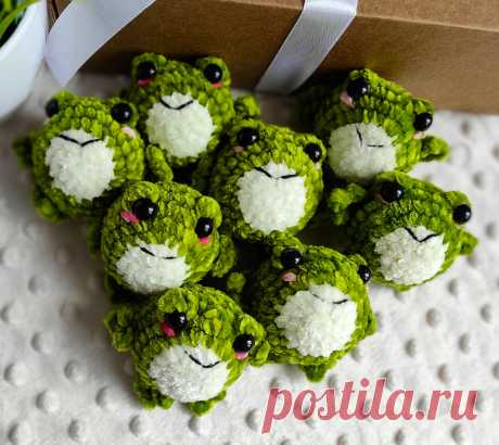 PDF Жабка крючком. FREE crochet pattern; Аmigurumi toy patterns. Амигуруми схемы и описания на русском. Вязаные игрушки и поделки своими руками #amimore - маленький лягушонок из плюшевой пряжи, плюшевая лягушка, жаба.