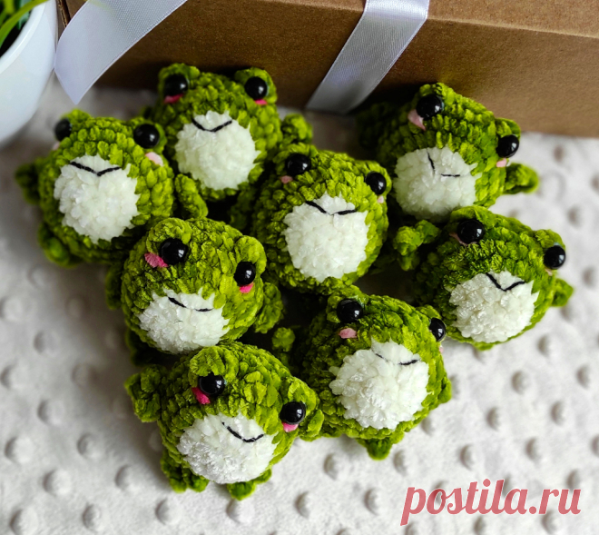 PDF Жабка крючком. FREE crochet pattern; Аmigurumi toy patterns. Амигуруми схемы и описания на русском. Вязаные игрушки и поделки своими руками #amimore - маленький лягушонок из плюшевой пряжи, плюшевая лягушка, жаба.