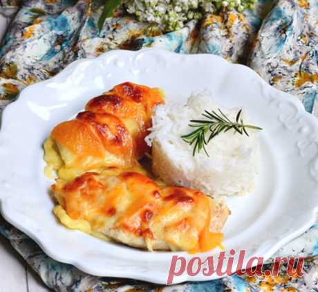 Запеченные куриные грудки с персиками и сыром.
Оригинальный рецепт вкуснейшей куриной грудки, запеченной с ломтиками консервированных персиков и сыром.