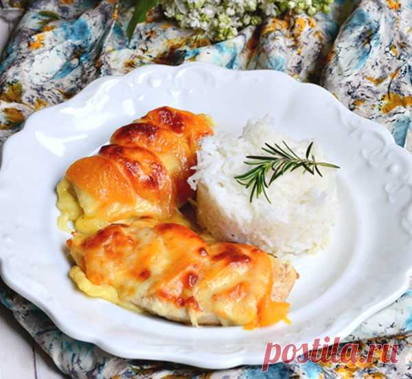 Запеченные куриные грудки с персиками и сыром.
Оригинальный рецепт вкуснейшей куриной грудки, запеченной с ломтиками консервированных персиков и сыром.