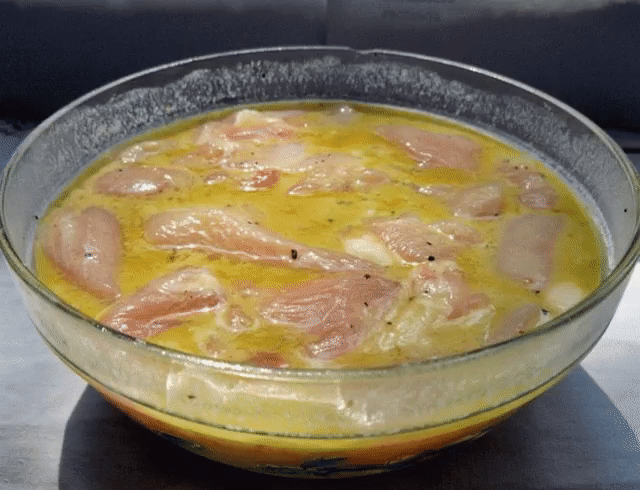 Готовиться любое мясо за пять минут!
Оно будет вкусным, сочным! Весь секрет в заливке!
Продукты:
● Яйцо куриное - 2 шт
● Горчица - 1 ст л
● Крахмал - 1 ст л
● Соль - 1 ч л
● Смесь перцев - 1 ч л
● Масло растительное - 1 ст л
● Кунжут - 2 ч л
● Мясо - 500 гр
Приготовление:
Итак, готовим заливку.Смешиваем яйца, крахмал, горчицу, соль, перец. Добавьте свои любимые специи.
Горчицу можно брать совершенно любую. И вкус будет немного варьироваться. Заливка готова.
Нарезаем мясо у...