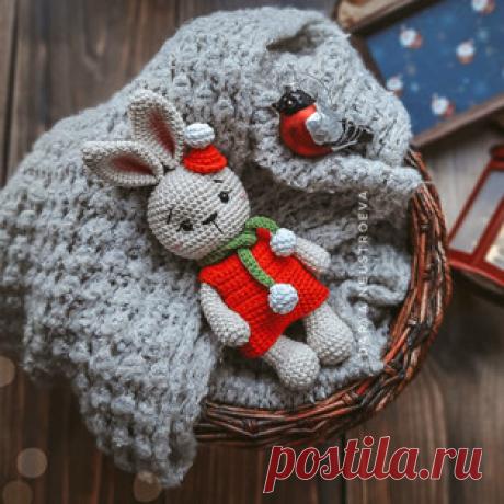 Зайка в новогоднем костюме амигуруми. Схемы и описания для вязания игрушек крючком! Бесплатный мастер-класс от Дарьи Неустроевой по вязанию зайки в новогоднем костюме крючком. Размер вязаной игрушки примерно 17 см без учёта ушек. Для…