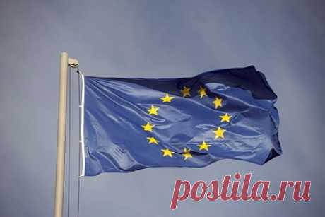 В Германии заявили о приближении новой холодной войны в Европе. Немецкий журналист Ханс-Юрген Мориц рассказал о вероятности военного конфликта в Европе. По словам автора, руководство Венгрии и Польши все чаще использует «воинственную риторику» в отношении Евросоюза. До этого Еврокомиссия попросила Варшаву и Будапешт отменить «спорные» реформы.