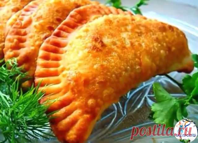 Чебуреки домашние получаются тоненькие и хрустящие, начинка сочная.
Ингредиенты:
Тесто:
-4 ст. муки (объём стакана — 250 мл),
-1,3 стакана воды (320 мл),
-2 столовые ложки водки именно водка придаёт тесту пузырчатость,
-1 яйцо,
-2 ст. ложки растительного масла,
-0,5 чайной ложки соли.
Фарш:
-700 г фарша (смешанный),
-350 г лука,
-1/3 стакана кефира
-соль,
-перец.
-зелень и чеснок если любите.
Начинка 2:
-Сыр (потёртый),
-зелень (петрушка и укроп),
-и в каждый чебурек — тон...