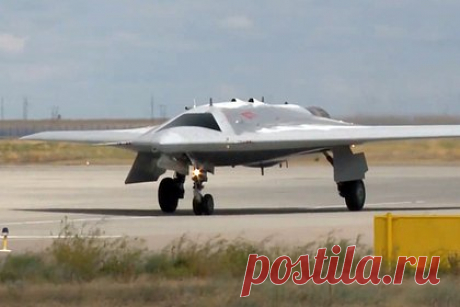 В США назвали российский дрон «Охотник» опасной разработкой. Российский тяжелый ударный беспилотный летательный аппарат С-70Б «Охотник», который может нести ракеты и бомбы во внутренних отсеках, представляет реальную угрозу, пишет американское издание 19FortyFive. Отсутствие вооружения на внешней подвеске снижает радиолокационную заметность С-70Б.