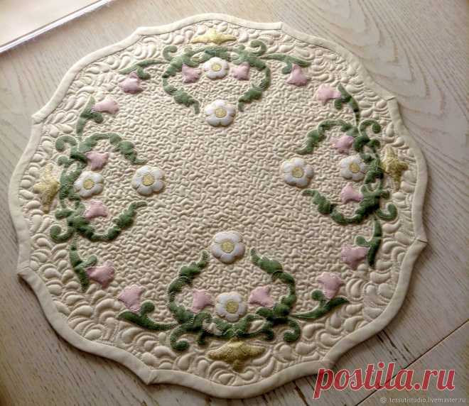 Cалфетка  cтеганая на  круглый стол или комод на заказ в интернет-магазине Ярмарка Мастеров по цене 5800 ₽ – VKLSTRU | Салфетки, Калининград - доставка по России Cалфетка  cтеганая на  круглый стол или комод под заказ в интернет-магазине на Ярмарке Мастеров - 53029469. Салфетки от Quilt&Home ( Оксана). Размер: 48 х48 см. Материал: хлопок, слимтекс, американский хлопок. Гарантированная доставка по всей России. Отзывы реальных покупателей и фото