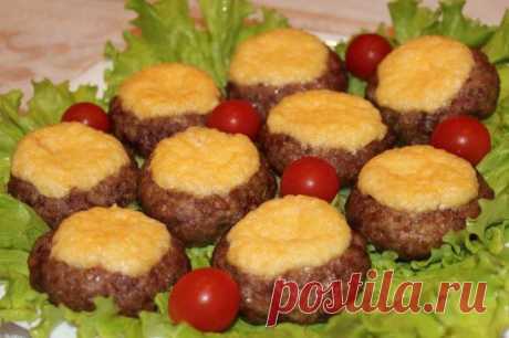 МЯСНЫЕ &quot;ВАТРУШКИ&quot; 
Фарш – 500 грамм;
-Сыр плавленый – 150 грамм;
Творог – 300 грамм;
-Сыр твердый тертый – 100 грамм;
-Яйцо куриное  – 1 шт;
 соль, перец, сухой чеснок.
В мясной фарш добавляем тертый сыр, специи и 1 сырое куриное яйцо. Творог смешиваем с плавленым сыром. Делаем из фарша гнезда и наполняем их творожной начинкой. Запекаем при 180 градусах 40 минут. Сверху присыпаем зеленым луком или зеленью.
Приятного аппетита!ЖМИ на картинку