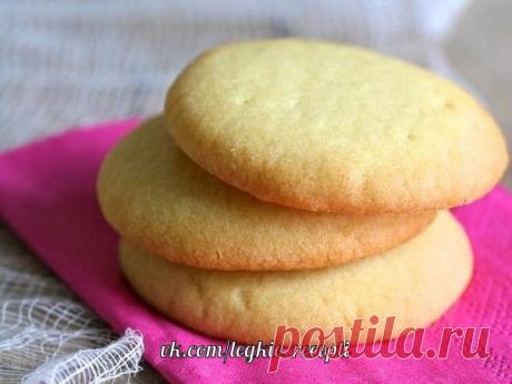 НЕЖНОЕ ПЕСОЧНОЕ ПЕЧЕНЬЕ

ИНГРЕДИЕНТЫ:
● Сливочное масло — 100 гр
● Яичный желток — 2 шт
● Сахар — 100 гр
● Мука пшеничная — 180 гр

ПРИГОТОВЛЕНИЕ:
Сперва необходимо размягченное масло перемешать с желтками до кремообразной консистенции. Затем добавить сахар и муку, замесить тесто. Из получившегося теста сформировать небольшие шарики (от 15 до 20 штук). Выложить их на противень, застеленный бумагой для выпечки. Каждый шарик немного придавить. Выпекать приблизительно 20 мину...