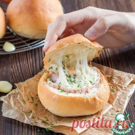 Сендвич с яйцом, сыром и беконом.