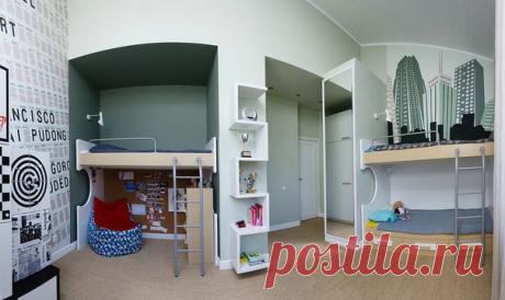 Удобные спальные места, большие шкафы для одежды и вдохновляющее граффити в cпальне для двух подростков и их младшей сестры