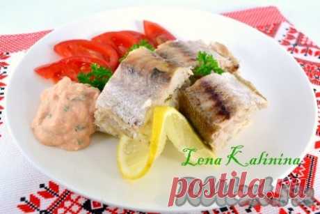 Хек, запеченный в фольге - 8 пошаговых фото в рецепте Необычайно вкусным и ароматным получается хек, запеченный в фольге. Замечательное блюдо для тех, кто следит за своей фигурой, так как рыбка получается почти диетической. Вместо сливочного масла можно смазать хек внутри нежирной сметаной, но с маслом вкуснее. Ингредиенты