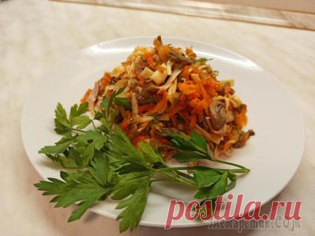 Салат "Необыкновенный" Предлагаю приготовить вкусный, необычный салат с жареными, слегка хрустящими крабовыми палочками. Подойдет к праздничному столу, так и к вкусному ужину.Ингредиенты: 1.Крабовые палочки -250 г 2.Шампинь...