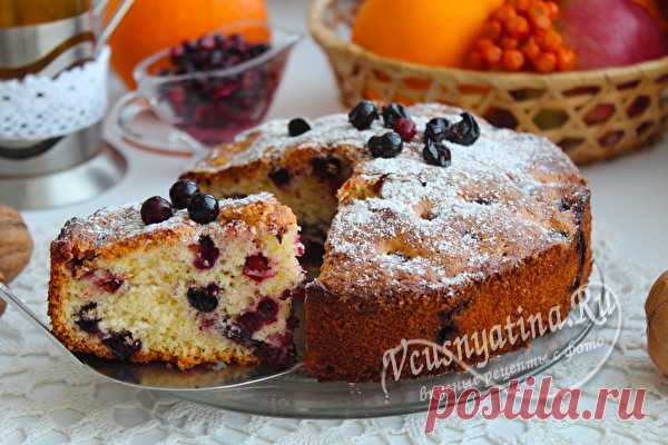 Шарлотка с черной смородиной, замороженной: рецепт с фото пошагово Шарлотка с замороженной черной смородиной получается аппетитной, вкусной, не хуже, чем с яблоками. Пошаговый рецепт с фото поможет в приготовлении нежного пирога.