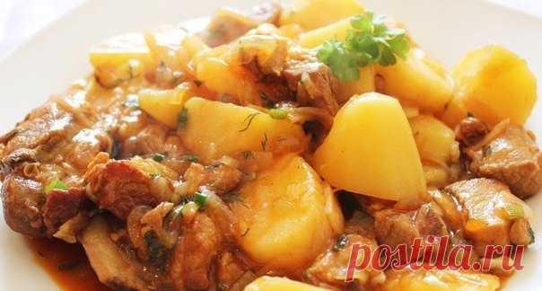МЯСО С КАРТОФЕЛЕМ: ТОП-7 РЕЦЕПТОВ 

1) Жаркое по-домашнему

ИНГРЕДИЕНТЫ:
● Филе курицы или куриные окорочка — 2 шт.
● Лук репчатый — 1 головка
● Морковь — 1 шт.
● Соль, перец
● Картофель — 5-6 штук
● Подсолнечное масло
● Мука — 2 ст. л.

ПРИГОТОВЛЕНИЕ:
Я взяла для жаркого 2 филе (с одной курицы), порезала куриное филе на небольшие кусочки и обжарила на сковороде с добавлением подсолнечного масла до готовности. Затем к мясу добавила натёртую на крупной тёрке морковку и наре...
