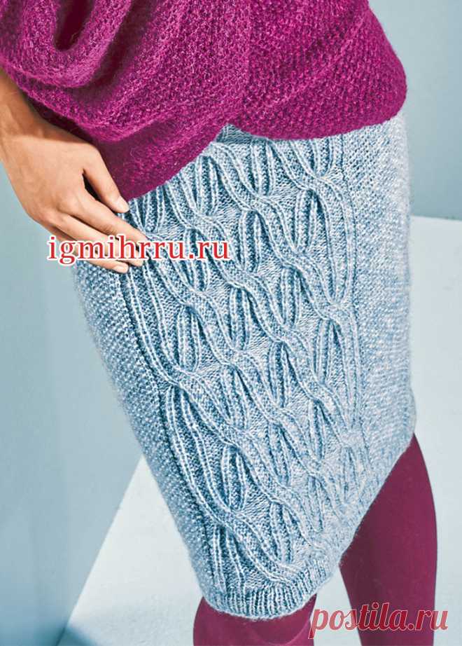 Серо-голубая юбка с рельефным узором

Размеры: 34/36 (38/40) 42/44 
Размеры российские: 40/42 (44/46) 48/50 

Вам потребуется: 150 (150) 175 г серо-голубой пряжи (44% полиамида, 34% шерсти альпака, 22% шерсти; 113 м/25 г); спицы № 4 и 5; круговые спицы № 3,5. 

Техника вязания. 
Мелкий жемчужный узор: нечетное число петель. В лицевых и изнаночных рядах вязать попеременно 1 изнаночная, 1 лицевая, закончить 1 изнаночной. 

Ребристый узор с перекрещенными петлями: число петел...