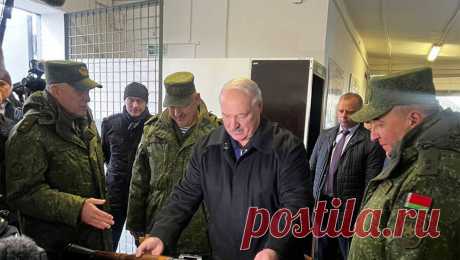 Лукашенко подарили гранатомет. Президенту Белоруссии Александру Лукашенко вручили в подарок гранатомет, когда он посетил 1868-й артиллерийскую базу вооружения в Гомеле. Об этом пишет Telegram-канал &quot;Пул Первого&quot;. &quot;Пополнить ваш арсенал!&quot; — ...