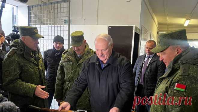Лукашенко подарили гранатомет. Президенту Белоруссии Александру Лукашенко вручили в подарок гранатомет, когда он посетил 1868-й артиллерийскую базу вооружения в Гомеле. Об этом пишет Telegram-канал "Пул Первого". "Пополнить ваш арсенал!" — ...