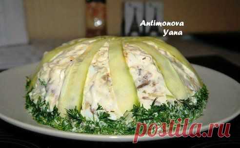 Салат с шпротами.
вкусный слоёный салатик!
шпроты в масле 1 баночка
картофель отварной 2 шт
лук репчатый 1 шт
яйцо,сваренное вкрутую 3 шт
огурец свежий(не крупный) 2 шт
сыр 150-200 гр
майонез
соль,перец по вкусу

Приготовление:

Потереть на тёрке картофель,лук и огурцы мелко порезать,яйца покрошить,сыр потереть на тёрке,шпроты размять вилкой.Выкладываем слоями:картофель,лук,огурец,майонез,сыр,шпроты,яйцо,майонез и т.д.