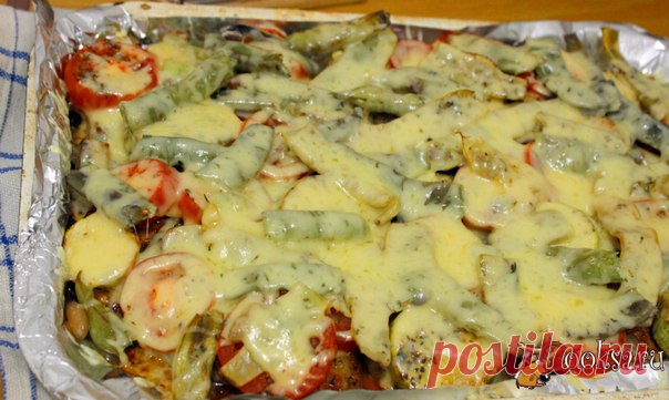 Свинина, запеченная с овощами и сыром В выходной день, когда вся семья дома, можно приготовить к ужину вкусное и сытное блюдо из мяса и сезонных овощей. Свинина, запеченная с овощами и сыром так же будет уместна в качестве горячего блюда для домашнего праздника.