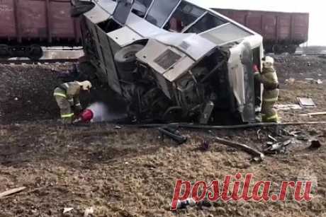 Дело о халатности завели после ДТП с автобусом и поездом в Ярославской области. Следователи возбудили уголовное дело о халатности после столкновения автобуса и поезда в Ярославской области. По предварительным данным, 1 апреля монтер пути 3-го разряда был незаконно допущен к исполнению обязанностей дежурного по железнодорожному переезду. Расследование продолжается.