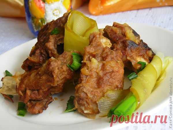 Свиные ребрышки, тушеные с луком
