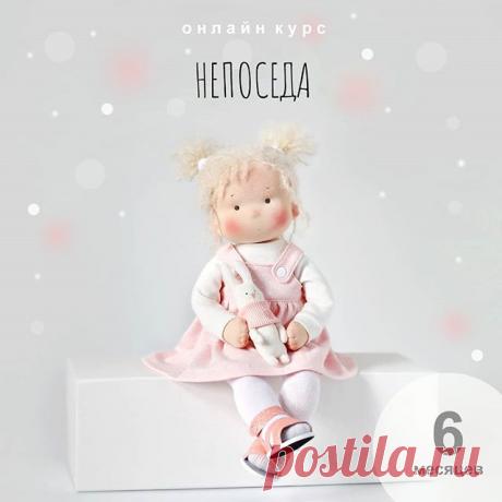 На изображении может находиться: один или несколько человек и текст