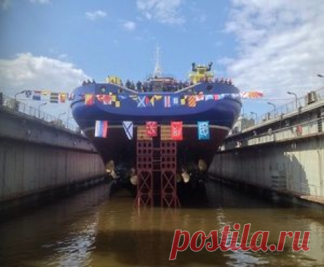 КОРАБЛЬ «ЭЛЬБРУС» СПУСТИЛИ НА ВОДУ
В торжественной церемонии спуска на воду головного морского судна тылового обеспечения проекта 23120 приняли участие представители руководства Минобороны.
В Санкт-Петербурге приняли участие замминистра обороны генерал армии Дмитрий Булгаков, заместитель полпреда президента в Северо-Западном федеральном округе Андрей Травников и заместитель главкома ВМФ России вице-адмирал Александр Федот