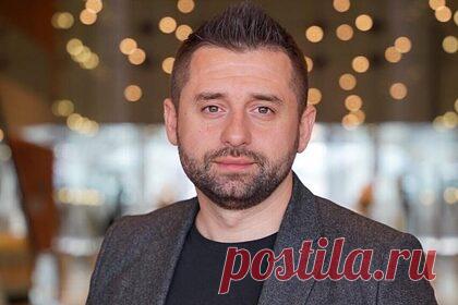 Соратник Зеленского заявил о зашитом в ДНК «гене» коррупции у украинцев. Глава парламентской фракции «Слуга народа» Давид Арахамия заявил, что у каждого украинца в ДНК якобы есть «ген» коррупции. По его мнению, на всех уровнях есть лица, которые хотят иметь «какого-то кума, который за него хочет что-то порешать». Бывший секретарь СНБО раскритиковал его, заявив, что «рыба гниет с головы».