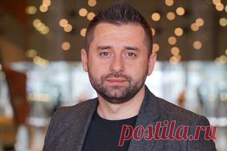 Соратник Зеленского заявил о зашитом в ДНК «гене» коррупции у украинцев. Глава парламентской фракции «Слуга народа» Давид Арахамия заявил, что у каждого украинца в ДНК якобы есть «ген» коррупции. По его мнению, на всех уровнях есть лица, которые хотят иметь «какого-то кума, который за него хочет что-то порешать». Бывший секретарь СНБО раскритиковал его, заявив, что «рыба гниет с головы».