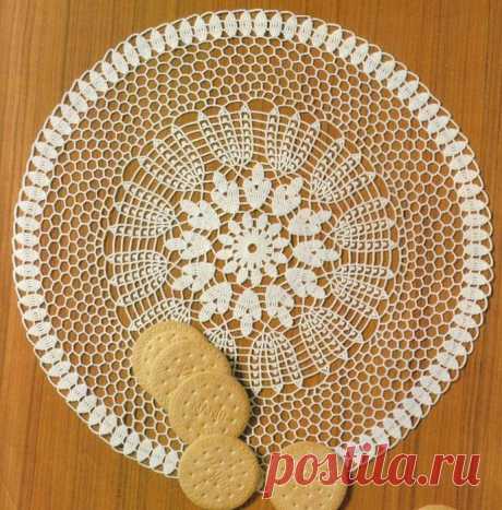 Круглая салфетка вязаная крючком.