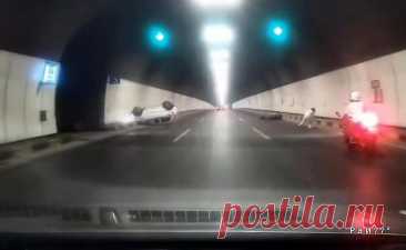 Мотоциклист «подбил» легковой автомобиль своим байком