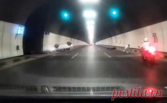 Мотоциклист «подбил» легковой автомобиль своим байком