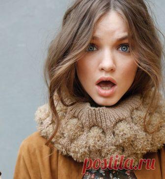 Подборка креативных вязаных шарфов Пока искала идеи для своей шапки, попадались разные интересные шарфы (как назло!). Покажу и их. Первый — снуд с помпонами 0_о. Помпоны «внутри» вязания, в окнах, что ли?!С карманами.Из цветочков собра…