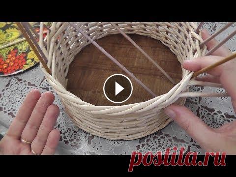 Простая декоративная загибка из газетных трубочек Плетем загибку на основе тройной веревочки. Стойки срезаем, место среза закрываем рабочими трубочками. Для прочности используем полимерный клей. Подхо...