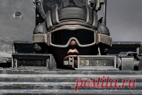 Российские военные получат очки дополненной реальности. В России разработали очки дополненной реальности для военных. Очки могут выводить на линзы прицел, служебные сообщения, сторонние изображения и видеозаписи. Устройство обеспечивает защиту глаз и совместимость с оптическими приборами. Очки можно интегрировать в экипировку «Ратник».