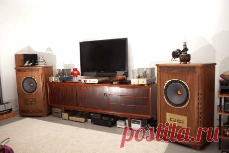 High End Audio For The Passionates
Beautiful setup with the WAVAC PR-T1 preamplifier and MD-805 mono block amplifiers driving a pair of TANNOY Canterbury speakers.