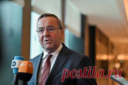 Германия призвала Китай прекратить вербовку бывших немецких военных летчиков. Министр обороны Германии Борис Писториус призвал Китай прекратить вербовку бывших немецких военных летчиков для обучения своих собственных Военно-воздушных сил (ВВС). Он также намекнул китайскому коллеге, что тот, вероятно, вряд ли был бы доволен в случае подобных действий со стороны Берлина.