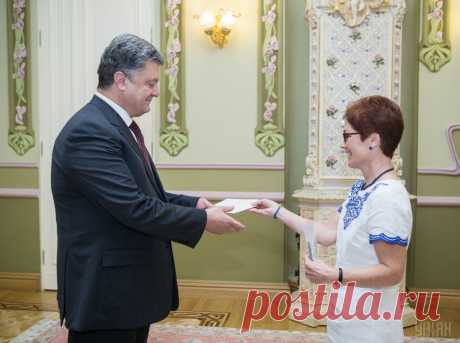 «Могильщик президентов» Мари Йованович прибыла в Украину свергать Порошенко Американского посла на Украине Мари Йованович, которая имеет репутацию «могильщика президентов» приехала за Петром Порошенко, об этом в  программе «Политический детектив» заявил председатель Комитета …