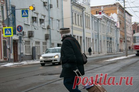 Cамозанятых научили отстаивать право на выплаты по уходу за пожилыми. В Социальном фонде России (СФР) регулярно отказывают самозанятым и индивидуальным предпринимателям в выплатах по уходу за пожилыми людьми и инвалидами. Это происходит потому, что у сотрудников территориальных отделений просто нет инструкций на такой случай. Юристы рассказали, кто на самом деле имеет право на поддержку.