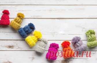 Миниатюрные шапочки из ниток для украшения ёлки